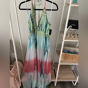 Gorgeous multi-colored maxi dress is a stunner!!😎